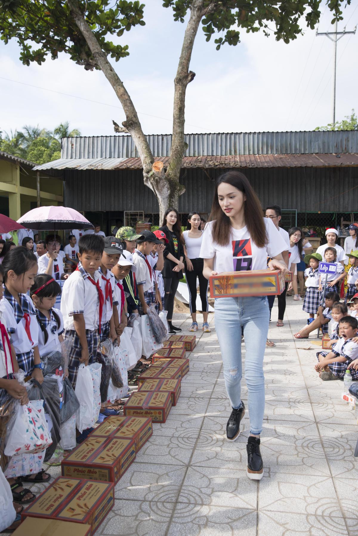 Rũ bỏ vẻ 'sang chảnh', Hương Giang dốc lòng vì dự án xây trường cho trẻ em nghèo Ảnh 12