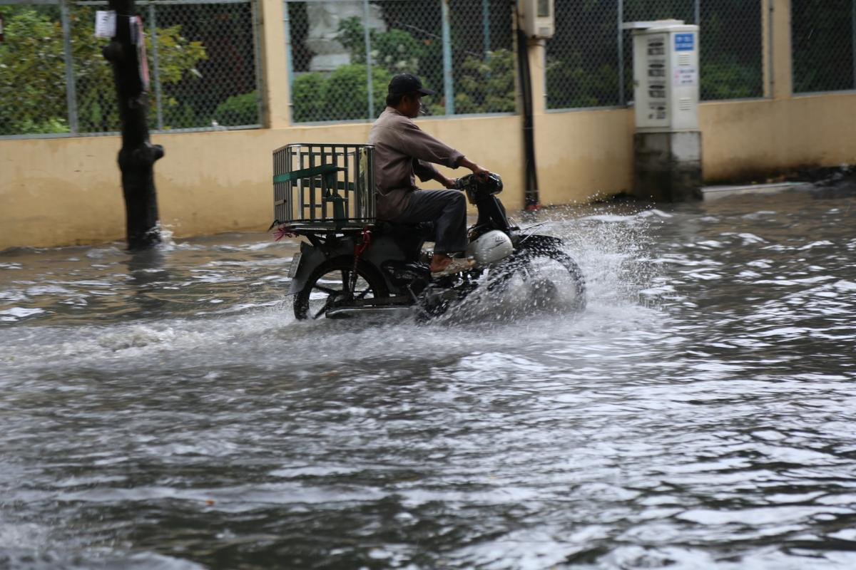 Khu phố nhà giàu ở Sài Gòn lại ngập trong 'biển nước' sau cơn mưa chưa đầy 15 phút: 'Giàu hay nghèo gì cũng vật vã lội nước' Ảnh 4