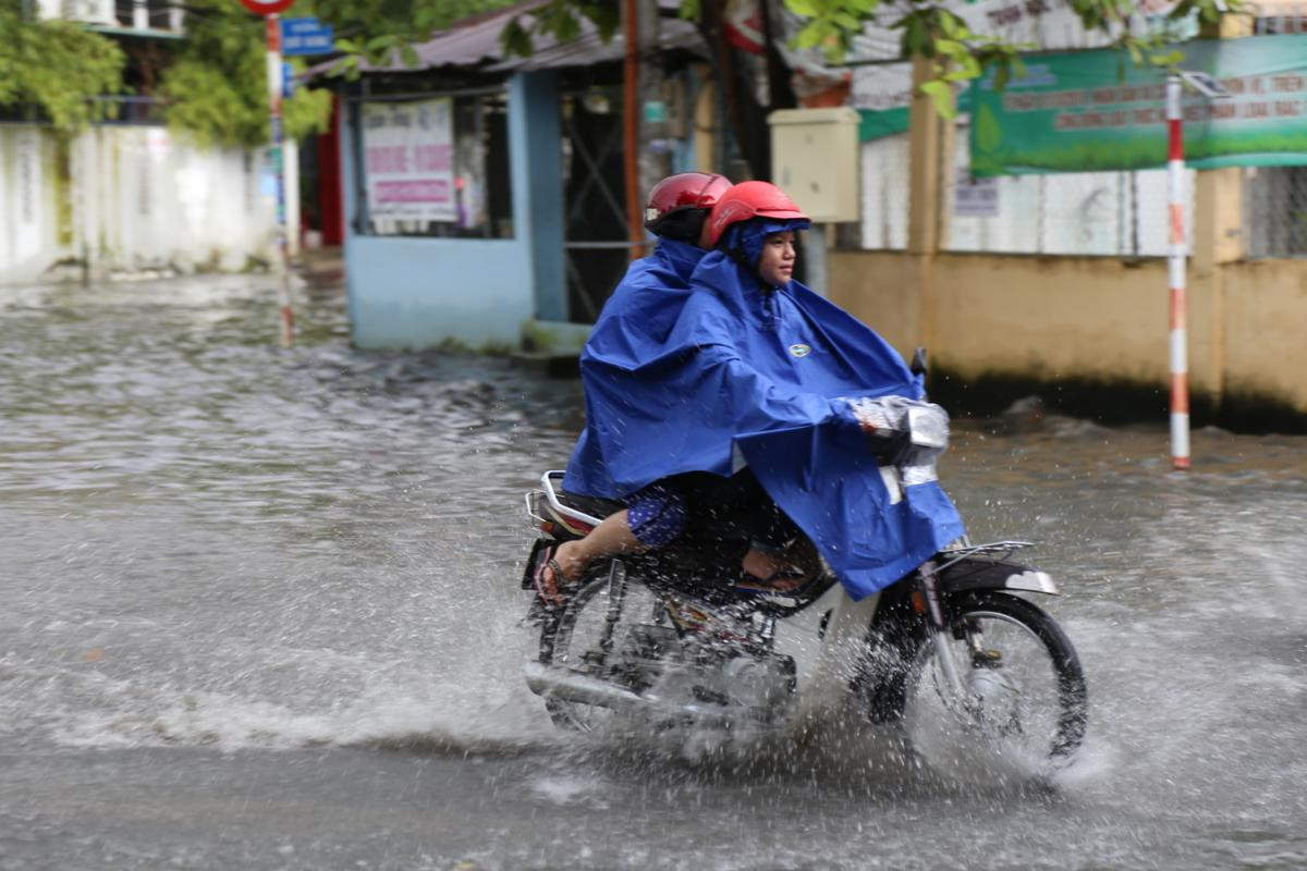 Khu phố nhà giàu ở Sài Gòn lại ngập trong 'biển nước' sau cơn mưa chưa đầy 15 phút: 'Giàu hay nghèo gì cũng vật vã lội nước' Ảnh 5