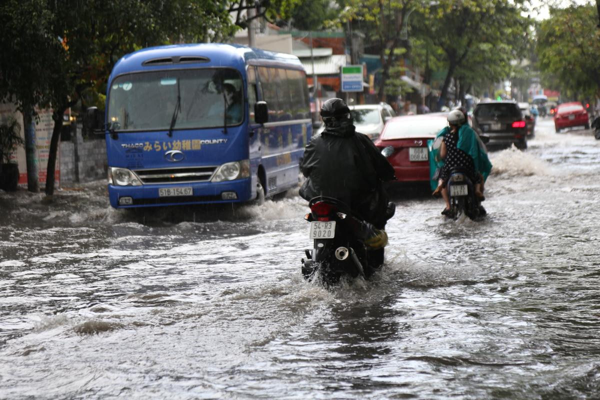 Khu phố nhà giàu ở Sài Gòn lại ngập trong 'biển nước' sau cơn mưa chưa đầy 15 phút: 'Giàu hay nghèo gì cũng vật vã lội nước' Ảnh 2