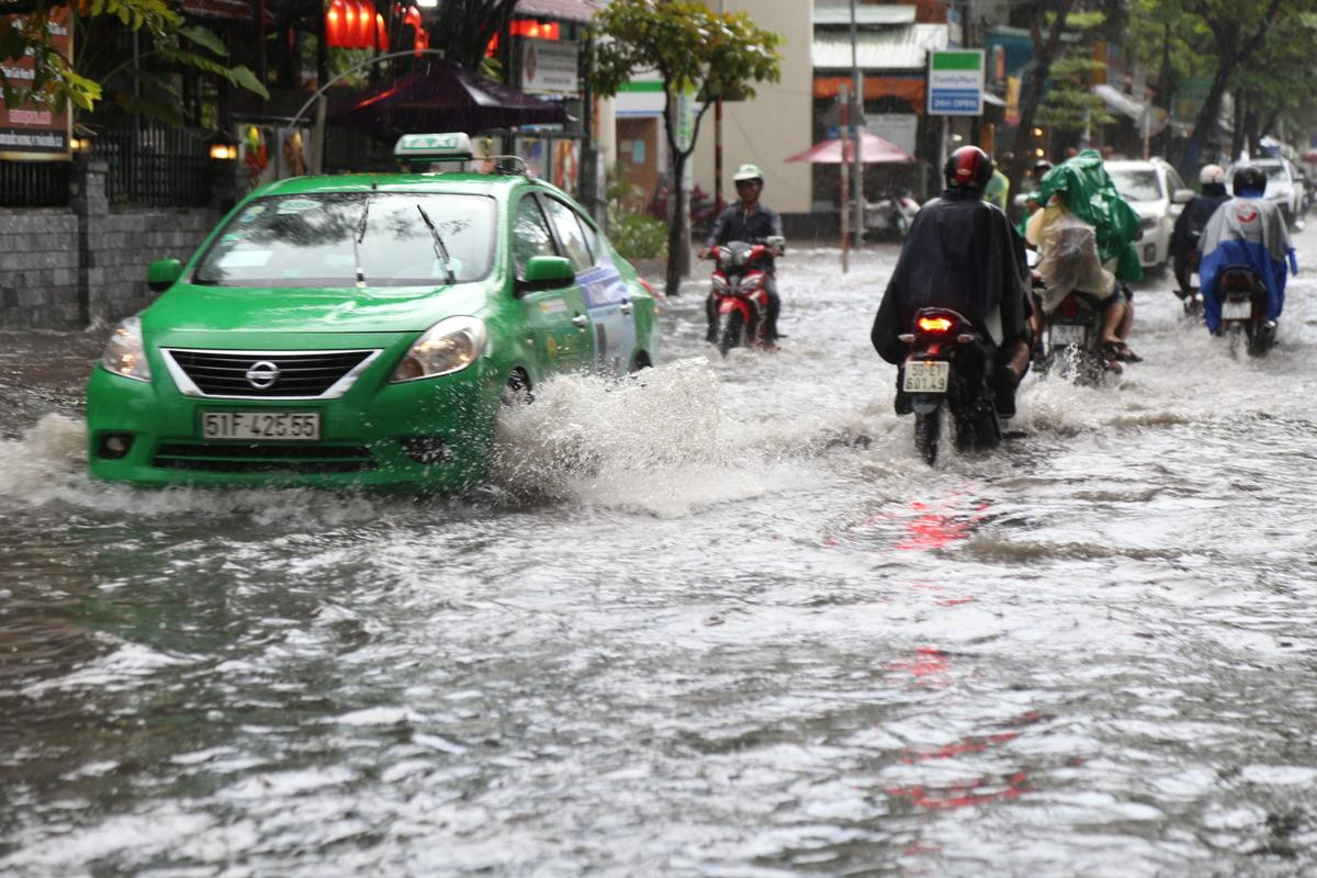 Khu phố nhà giàu ở Sài Gòn lại ngập trong 'biển nước' sau cơn mưa chưa đầy 15 phút: 'Giàu hay nghèo gì cũng vật vã lội nước' Ảnh 1