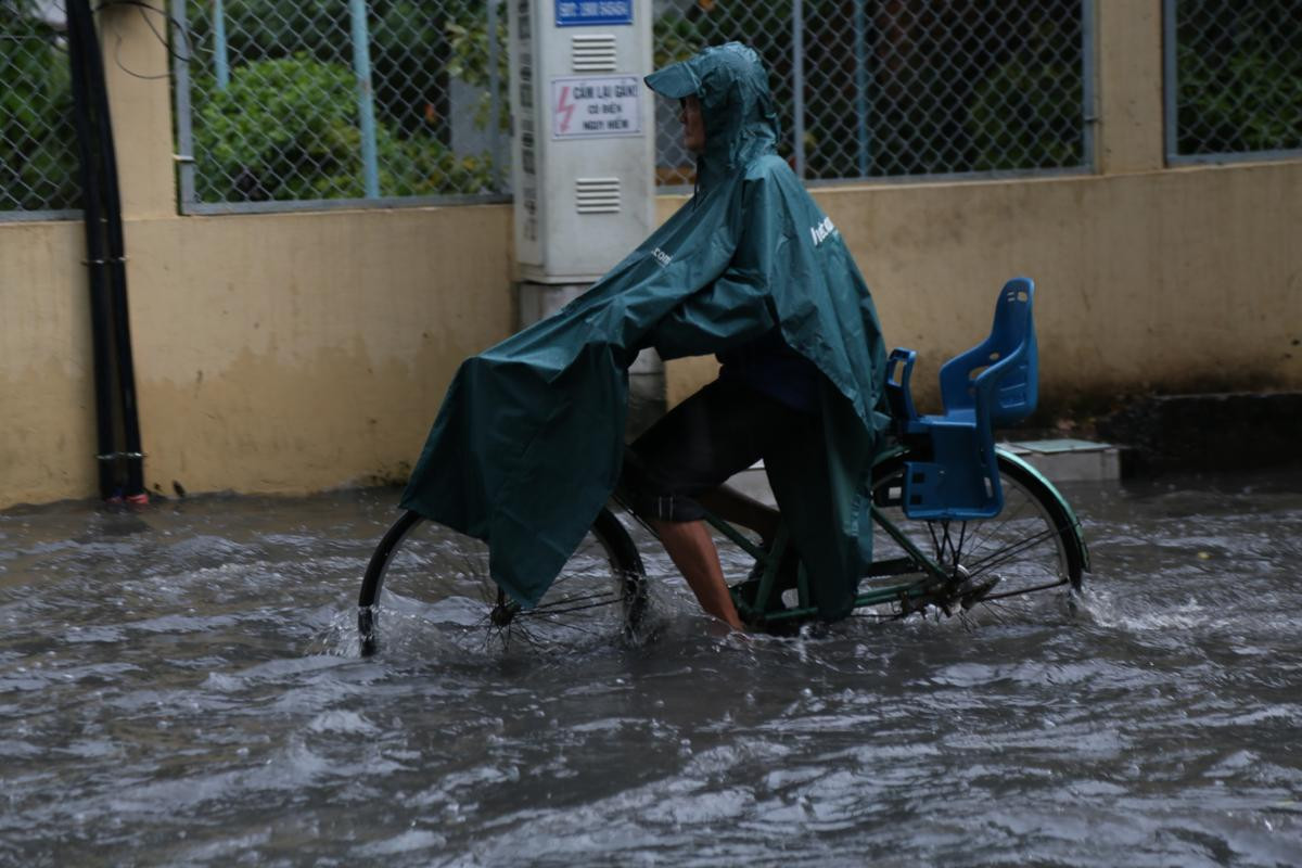 Khu phố nhà giàu ở Sài Gòn lại ngập trong 'biển nước' sau cơn mưa chưa đầy 15 phút: 'Giàu hay nghèo gì cũng vật vã lội nước' Ảnh 7