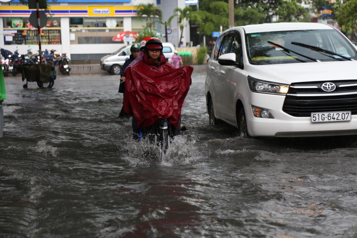 Khu phố nhà giàu ở Sài Gòn lại ngập trong 'biển nước' sau cơn mưa chưa đầy 15 phút: 'Giàu hay nghèo gì cũng vật vã lội nước' Ảnh 8