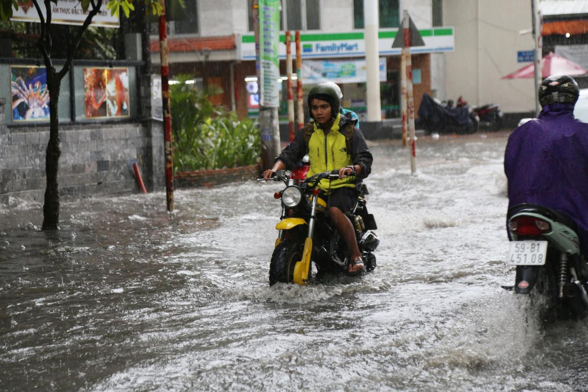 Khu phố nhà giàu ở Sài Gòn lại ngập trong 'biển nước' sau cơn mưa chưa đầy 15 phút: 'Giàu hay nghèo gì cũng vật vã lội nước' Ảnh 9