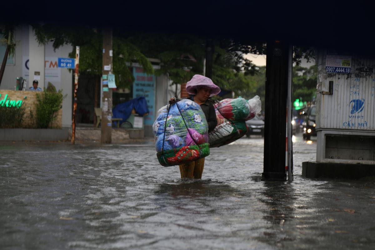 Khu phố nhà giàu ở Sài Gòn lại ngập trong 'biển nước' sau cơn mưa chưa đầy 15 phút: 'Giàu hay nghèo gì cũng vật vã lội nước' Ảnh 10