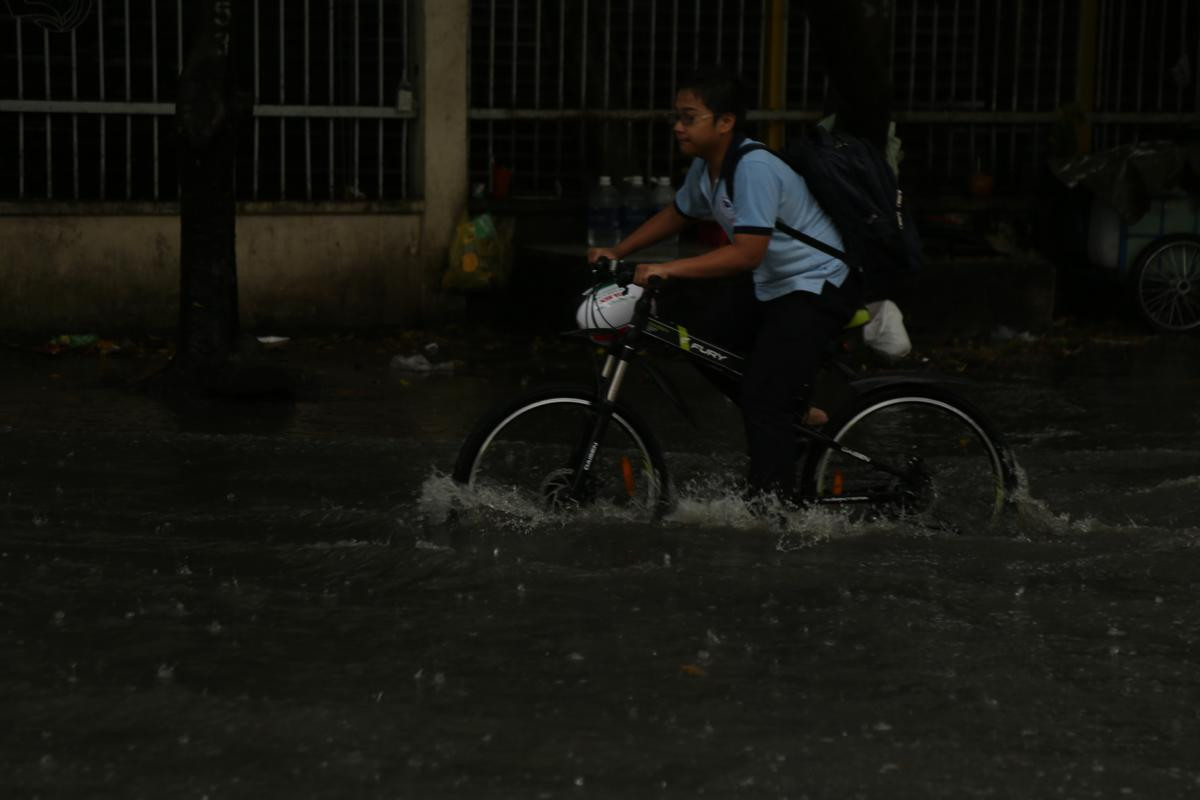 Khu phố nhà giàu ở Sài Gòn lại ngập trong 'biển nước' sau cơn mưa chưa đầy 15 phút: 'Giàu hay nghèo gì cũng vật vã lội nước' Ảnh 3