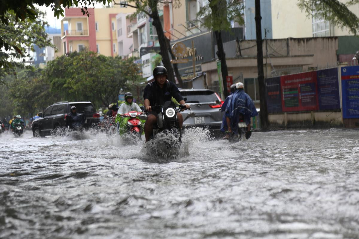 Khu phố nhà giàu ở Sài Gòn lại ngập trong 'biển nước' sau cơn mưa chưa đầy 15 phút: 'Giàu hay nghèo gì cũng vật vã lội nước' Ảnh 11