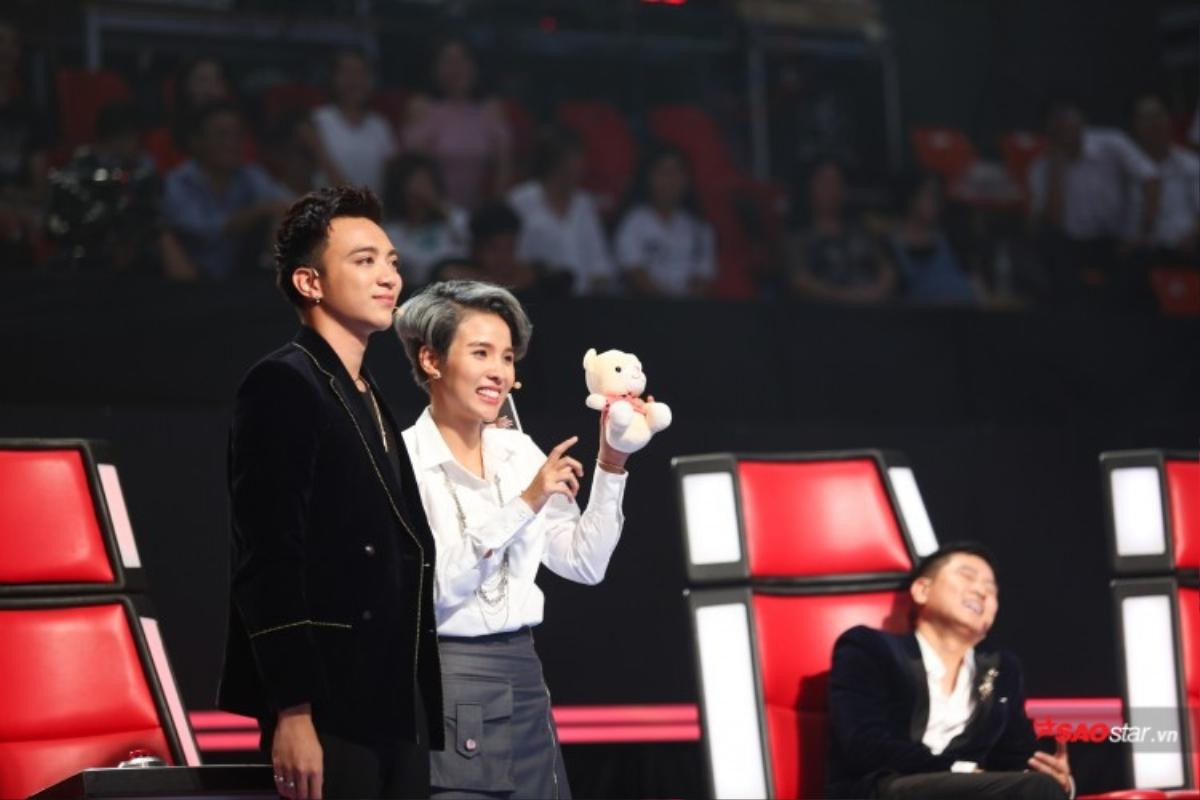 Bất chấp 'sứt mẻ tình cảm', các vị HLV The Voice Kids 2018 vẫn 'chặn' và 'khoá âm' nhau vì những gương mặt nhí này! Ảnh 3