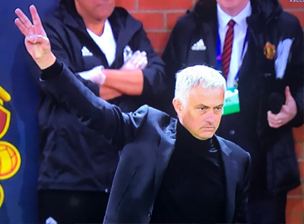 Giơ 3 ngón tay khiêu khích fan Juventus, Mourinho có ý gì? Ảnh 1