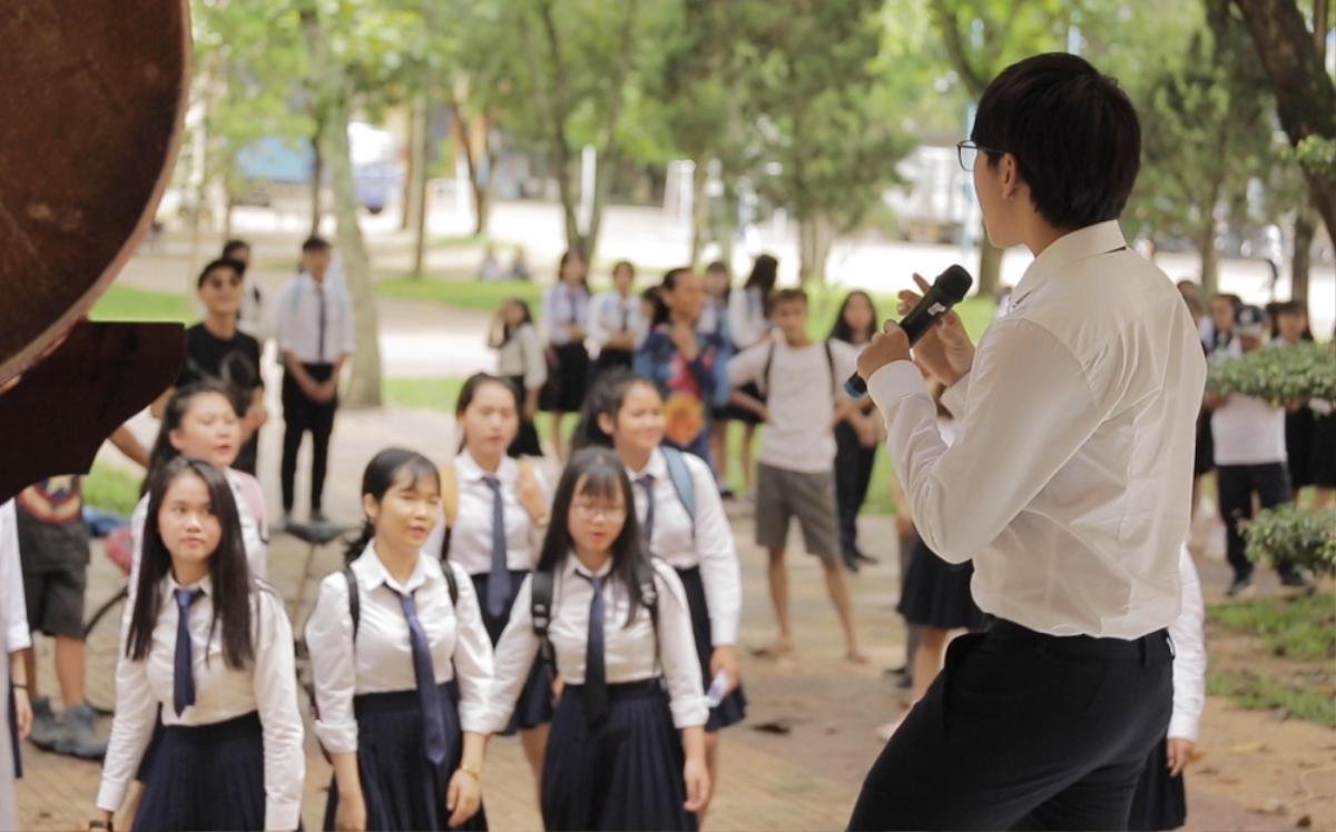 Tùng Maru và Mai Ngô dạy nhảy flashmob cho 150 học sinh trong cảnh quay one-shot của phim 'Thạch Thảo' Ảnh 3