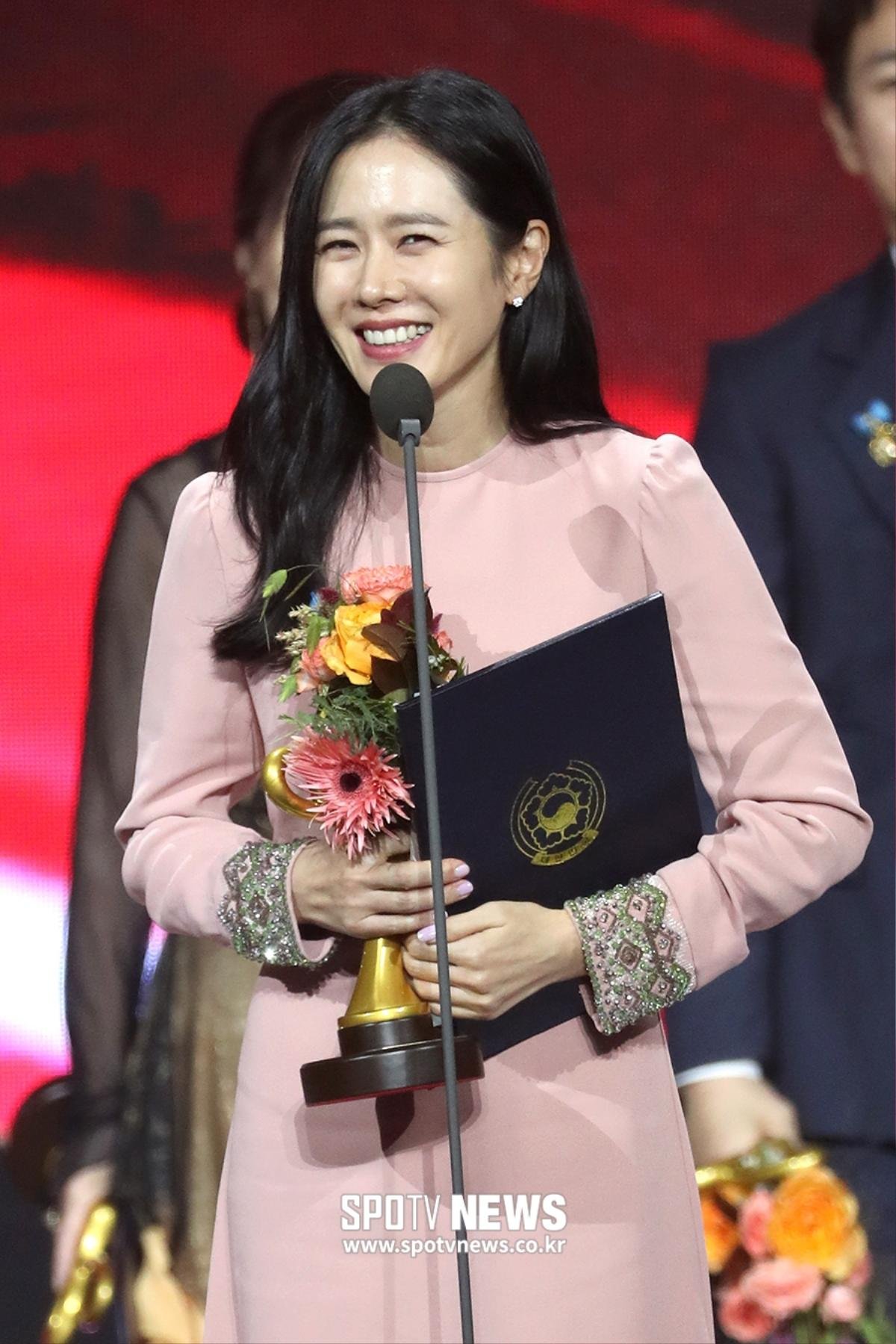 Phản ứng đáng yêu khi nhận giải của Son Ye Jin và BTS gây 'sốt' tại 'Korean Popular Culture & Arts Awards' Ảnh 2