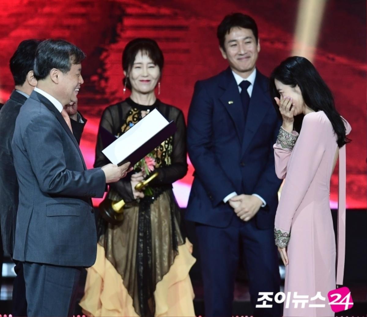 Phản ứng đáng yêu khi nhận giải của Son Ye Jin và BTS gây 'sốt' tại 'Korean Popular Culture & Arts Awards' Ảnh 1