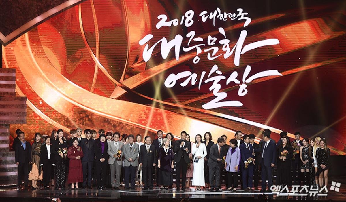 Phản ứng đáng yêu khi nhận giải của Son Ye Jin và BTS gây 'sốt' tại 'Korean Popular Culture & Arts Awards' Ảnh 33