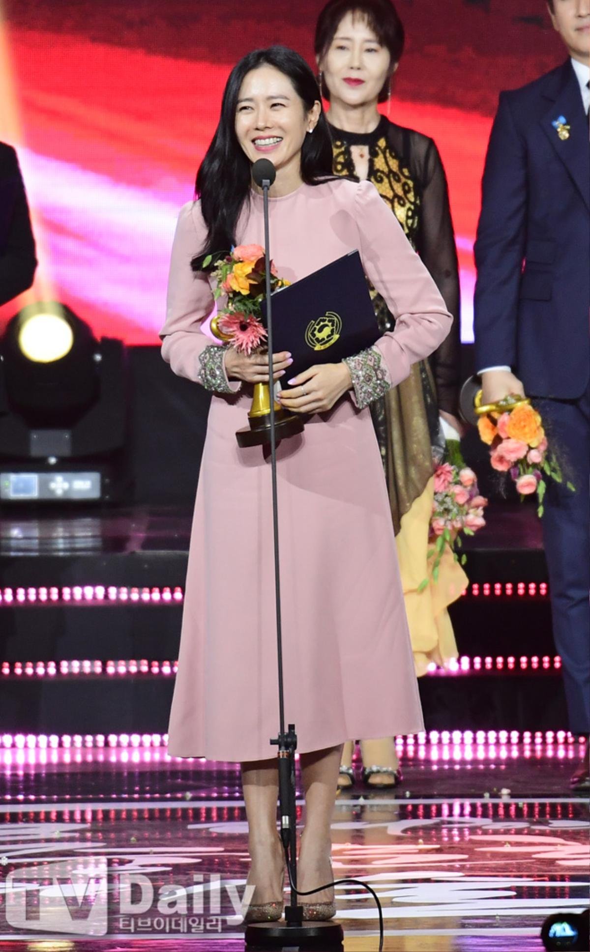 Phản ứng đáng yêu khi nhận giải của Son Ye Jin và BTS gây 'sốt' tại 'Korean Popular Culture & Arts Awards' Ảnh 3