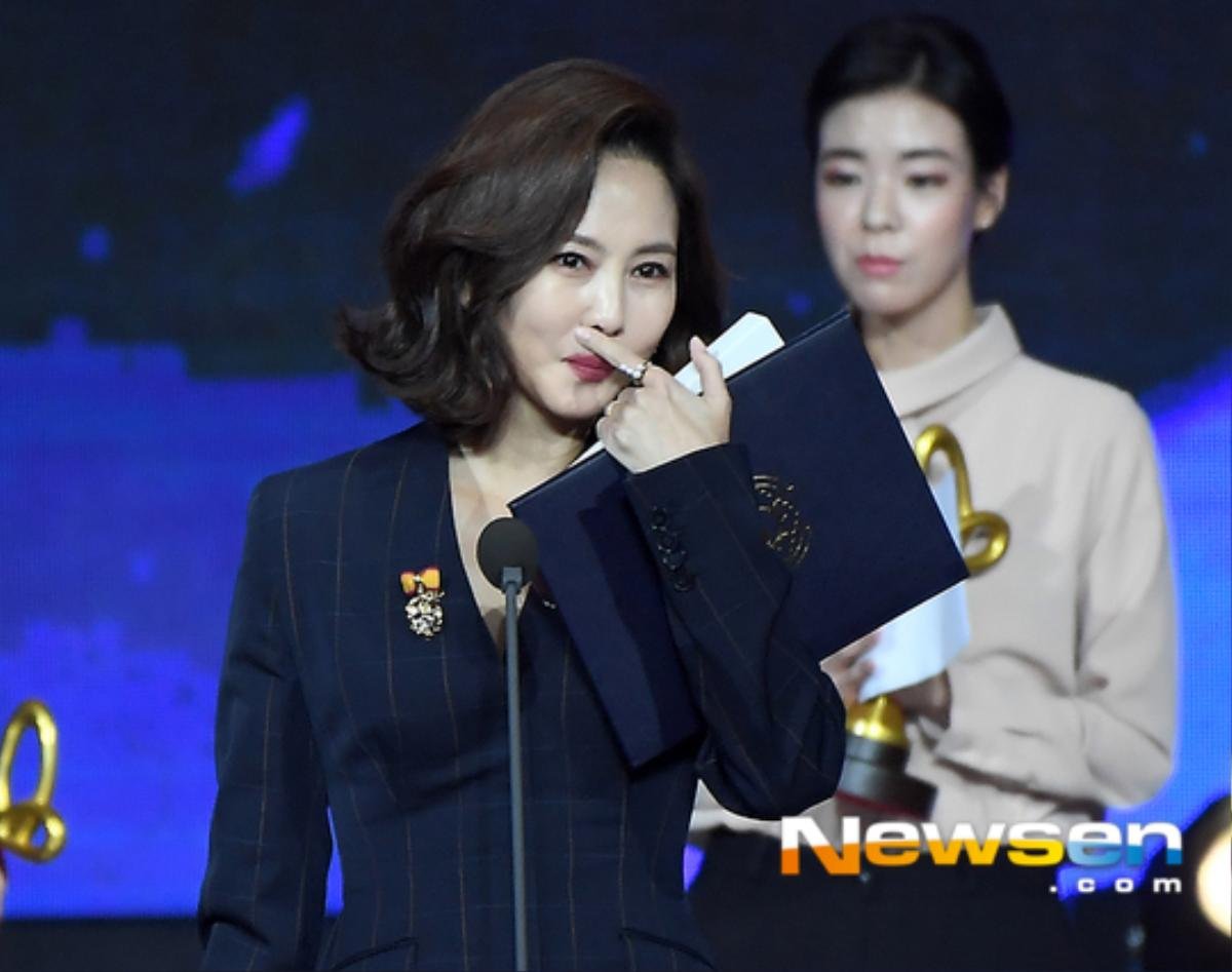 Phản ứng đáng yêu khi nhận giải của Son Ye Jin và BTS gây 'sốt' tại 'Korean Popular Culture & Arts Awards' Ảnh 10