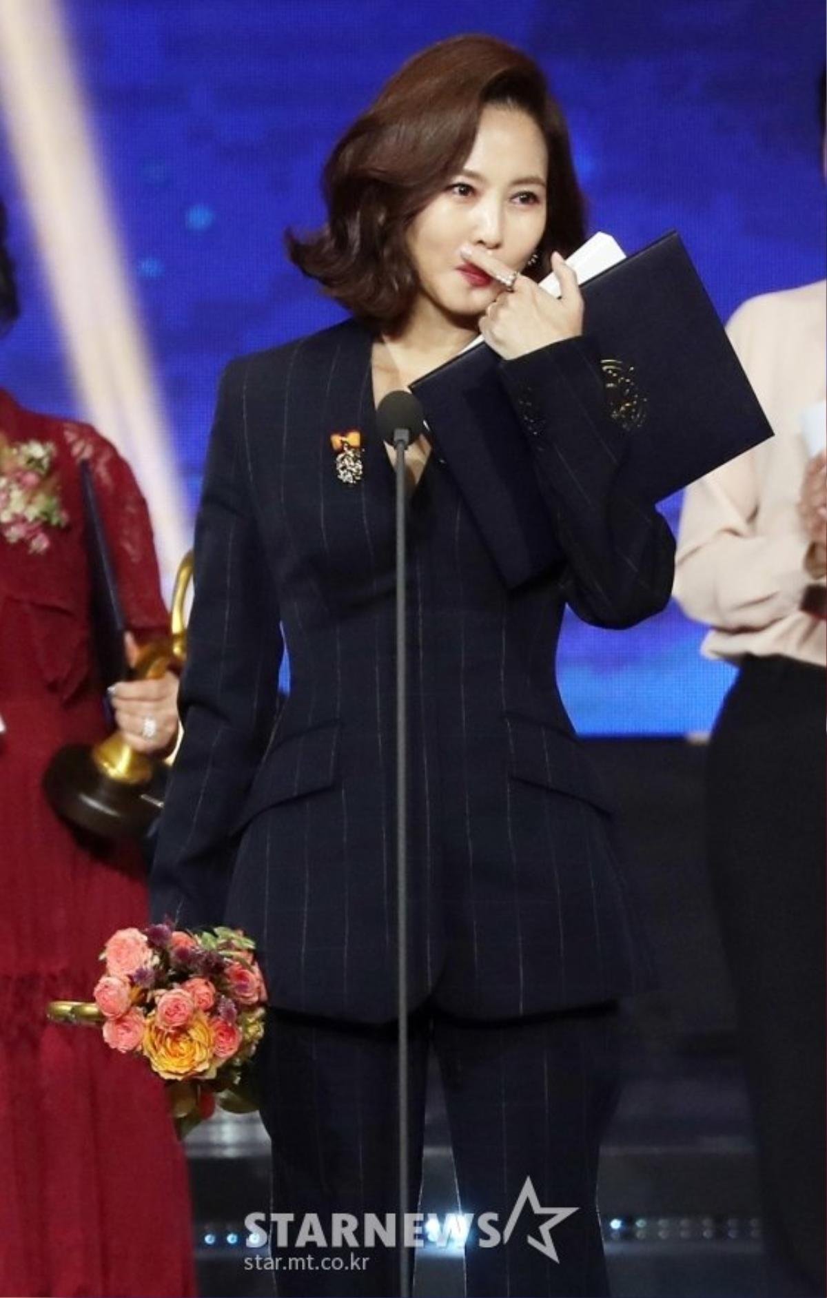 Phản ứng đáng yêu khi nhận giải của Son Ye Jin và BTS gây 'sốt' tại 'Korean Popular Culture & Arts Awards' Ảnh 11