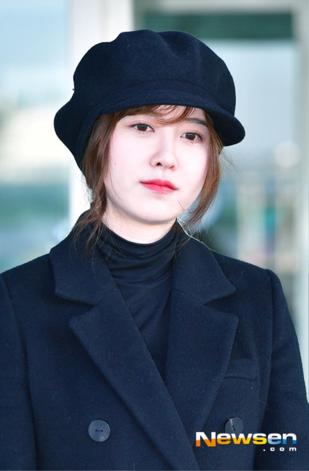 'Hoa ghen thua thắm' trước vẻ ngoài mũm mĩm, xinh xắn của Goo Hye Sun ở sân bay Ảnh 1