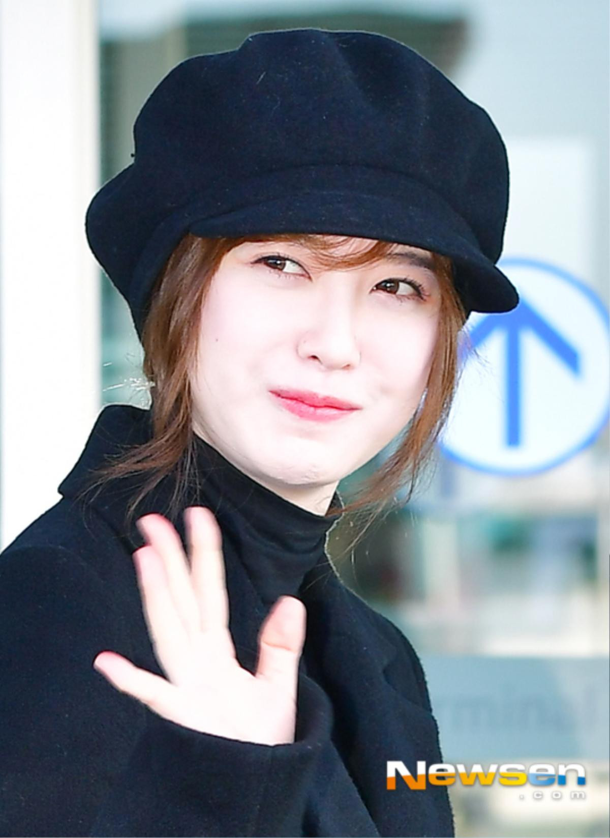 'Hoa ghen thua thắm' trước vẻ ngoài mũm mĩm, xinh xắn của Goo Hye Sun ở sân bay Ảnh 3