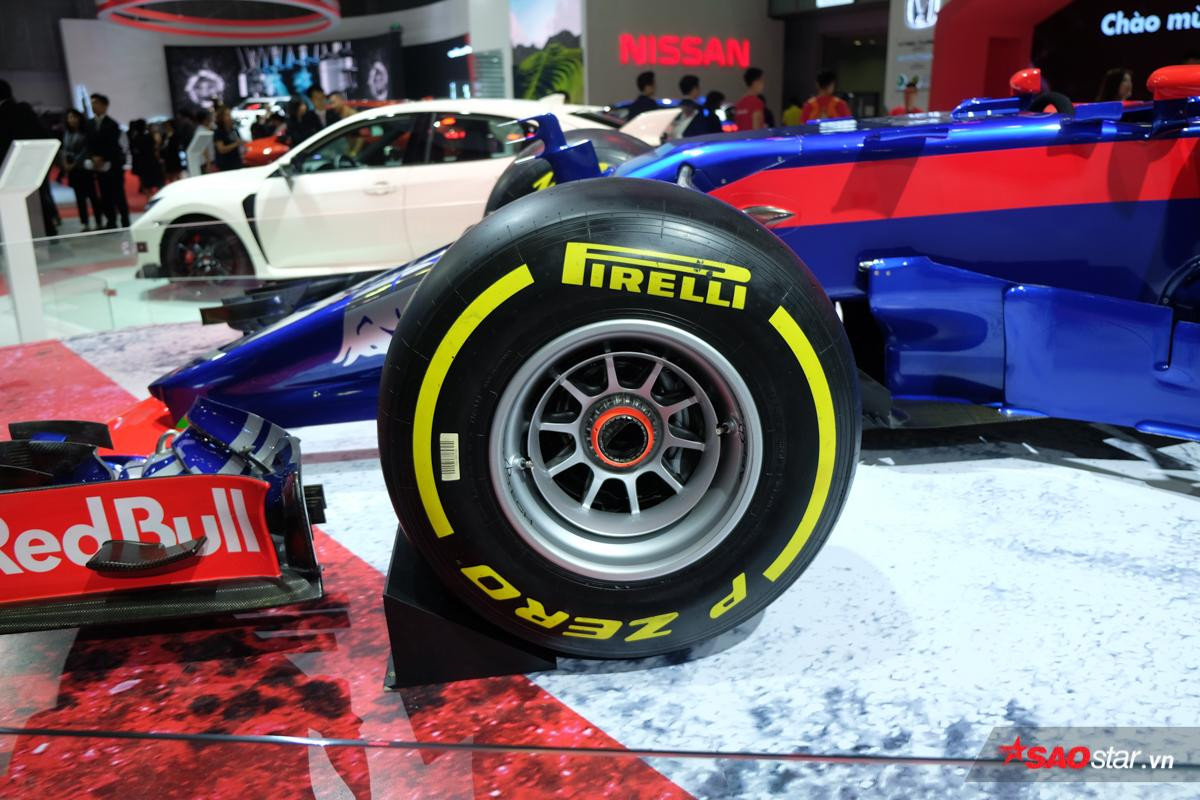 Chiêm ngưỡng xe đua F1 siêu đẹp của đội đua Red Bull Toro Rosso Honda tại VMS 2018 Ảnh 8