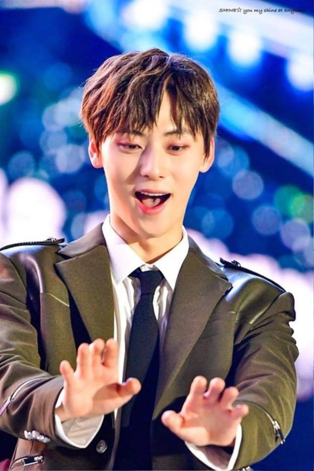 Vạch áo khoe 'múi' rồi tự xấu hổ: Chỉ có thể là Hwang Minhyun (Wanna One) Ảnh 2