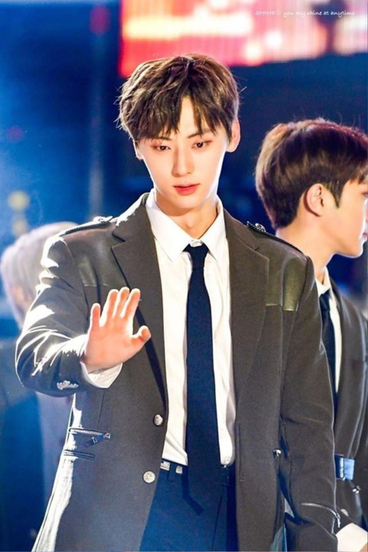 Vạch áo khoe 'múi' rồi tự xấu hổ: Chỉ có thể là Hwang Minhyun (Wanna One) Ảnh 1