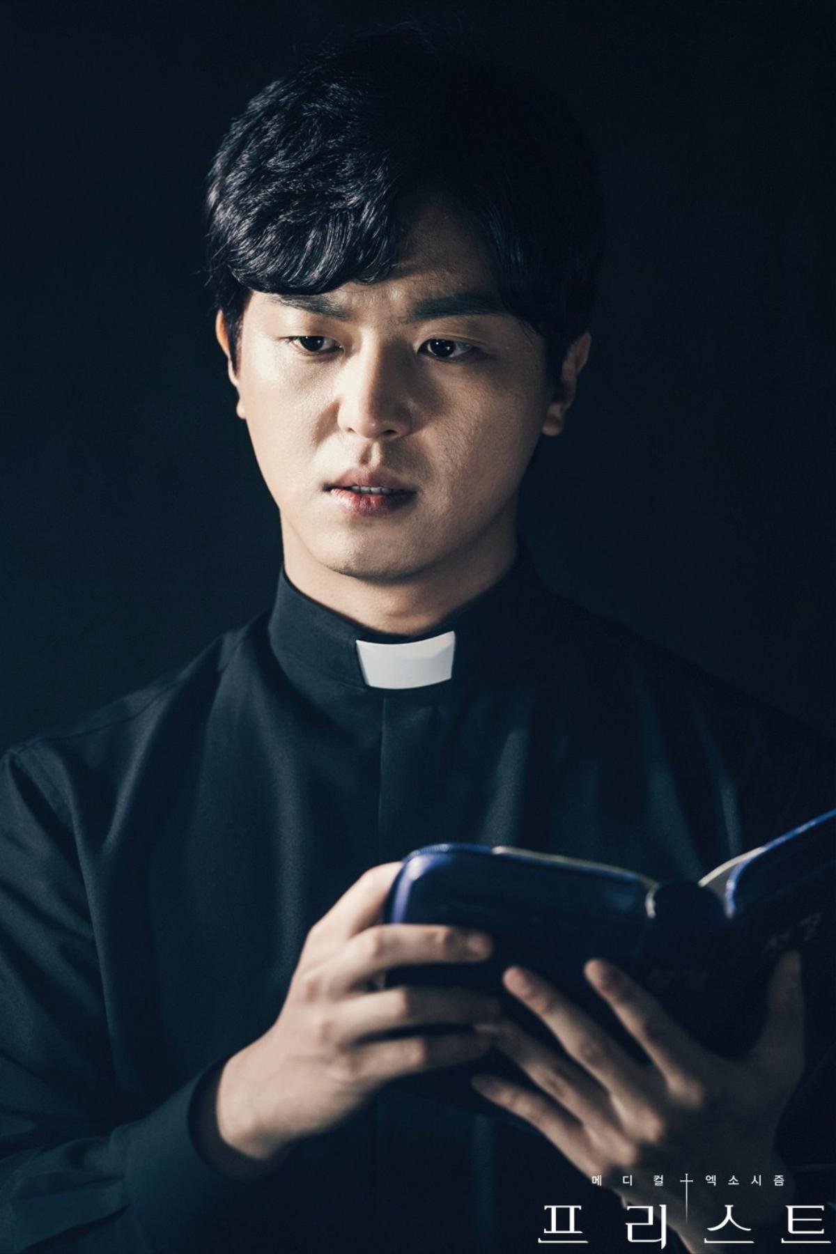 ‘Priest’: Siêu phẩm trừ tà kết hợp với y khoa của đài OCN tung poster và teaser cực chất, chỉ nhìn thôi đã muốn xem phim Ảnh 4