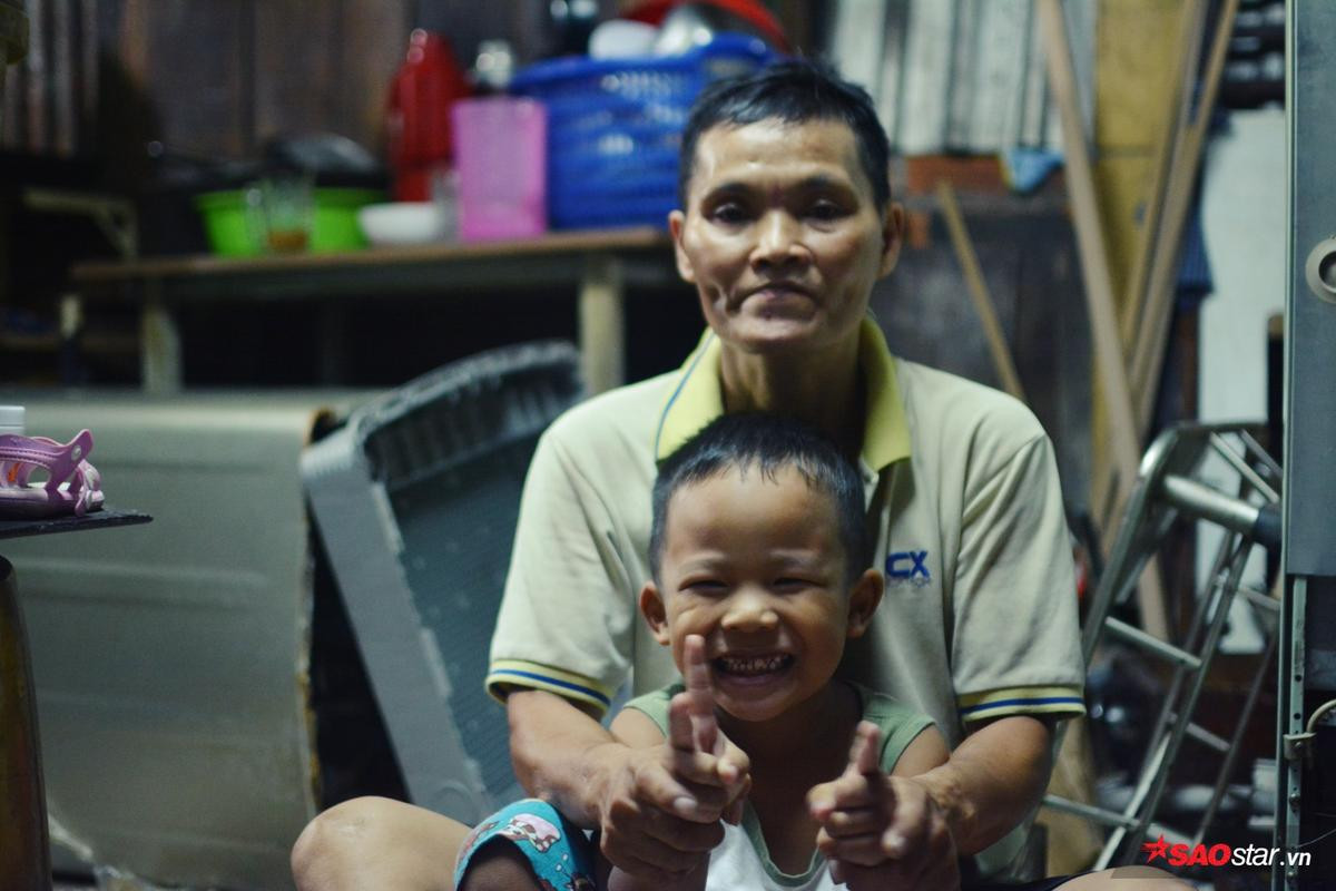 'Cậu bé hôn mẹ trên chiếc xe chở đầy ve chai' gây bão mạng: 'Thằng Thịnh đã có nhà, mẹ sẽ dựng quán nước kiếm tiền cho 2 anh em đến trường' Ảnh 2