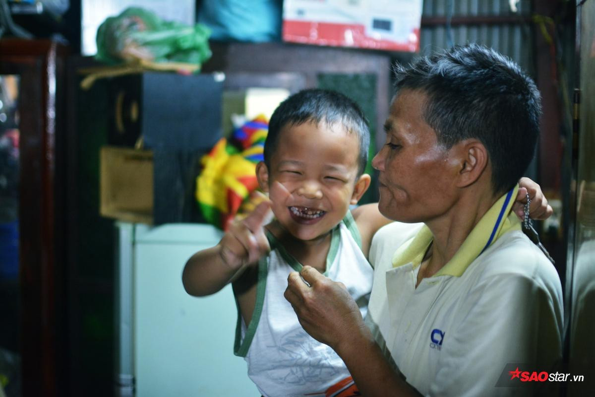 'Cậu bé hôn mẹ trên chiếc xe chở đầy ve chai' gây bão mạng: 'Thằng Thịnh đã có nhà, mẹ sẽ dựng quán nước kiếm tiền cho 2 anh em đến trường' Ảnh 3