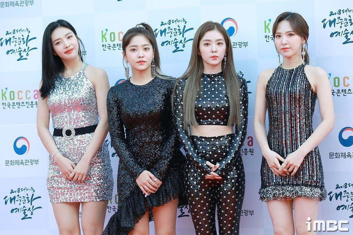 Stylist của Red Velvet lại hứng gạch đá vì cho nhóm ăn mặc 'rẻ tiền' trên thảm đỏ Ảnh 1