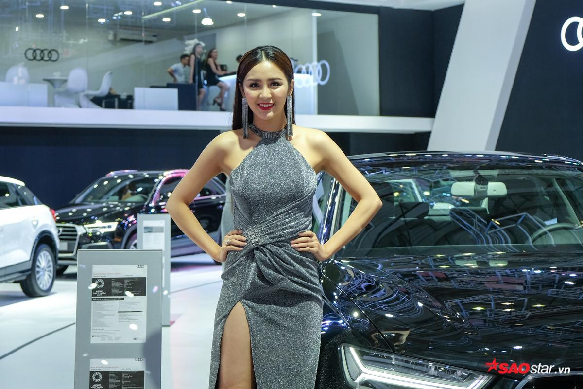 Dàn mẫu xinh đẹp khoe dáng tại triển lãm Vietnam Motor Show 2018 Ảnh 1