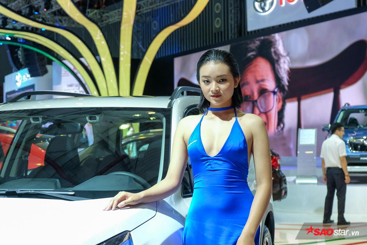 Dàn mẫu xinh đẹp khoe dáng tại triển lãm Vietnam Motor Show 2018 Ảnh 17