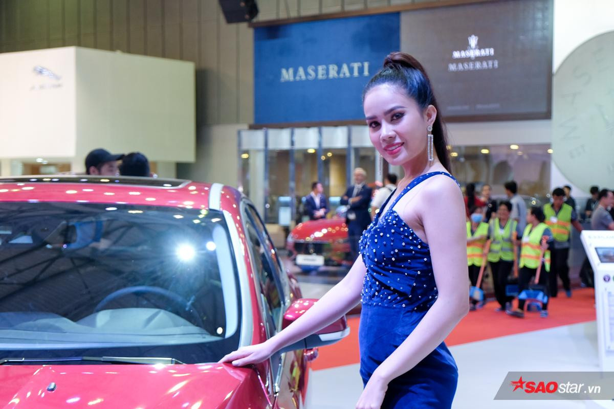 Dàn mẫu xinh đẹp khoe dáng tại triển lãm Vietnam Motor Show 2018 Ảnh 6