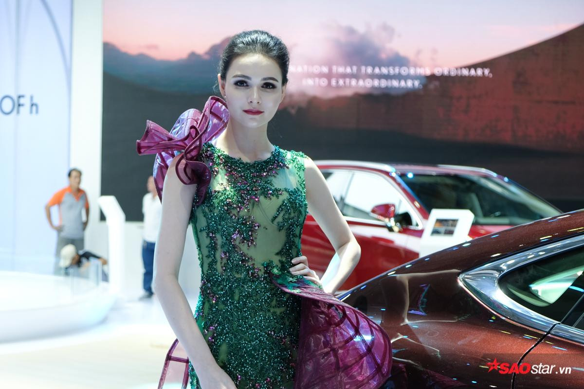 Dàn mẫu xinh đẹp khoe dáng tại triển lãm Vietnam Motor Show 2018 Ảnh 11