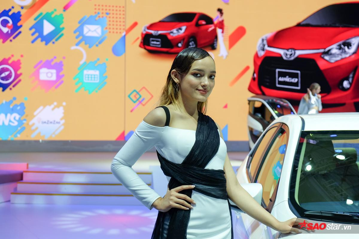 Dàn mẫu xinh đẹp khoe dáng tại triển lãm Vietnam Motor Show 2018 Ảnh 19