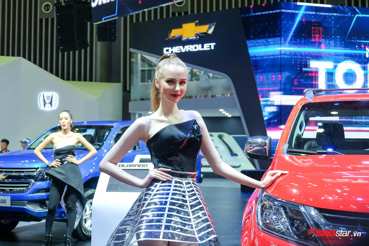 Dàn mẫu xinh đẹp khoe dáng tại triển lãm Vietnam Motor Show 2018 Ảnh 9