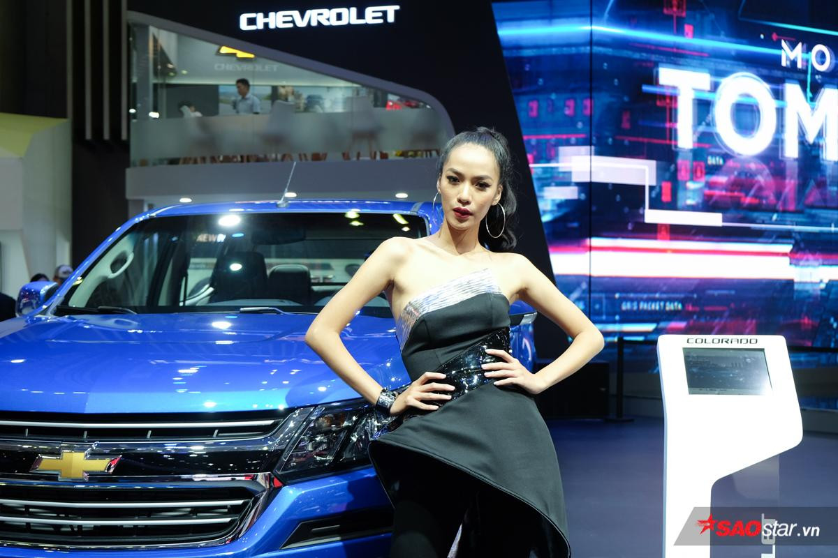 Dàn mẫu xinh đẹp khoe dáng tại triển lãm Vietnam Motor Show 2018 Ảnh 8