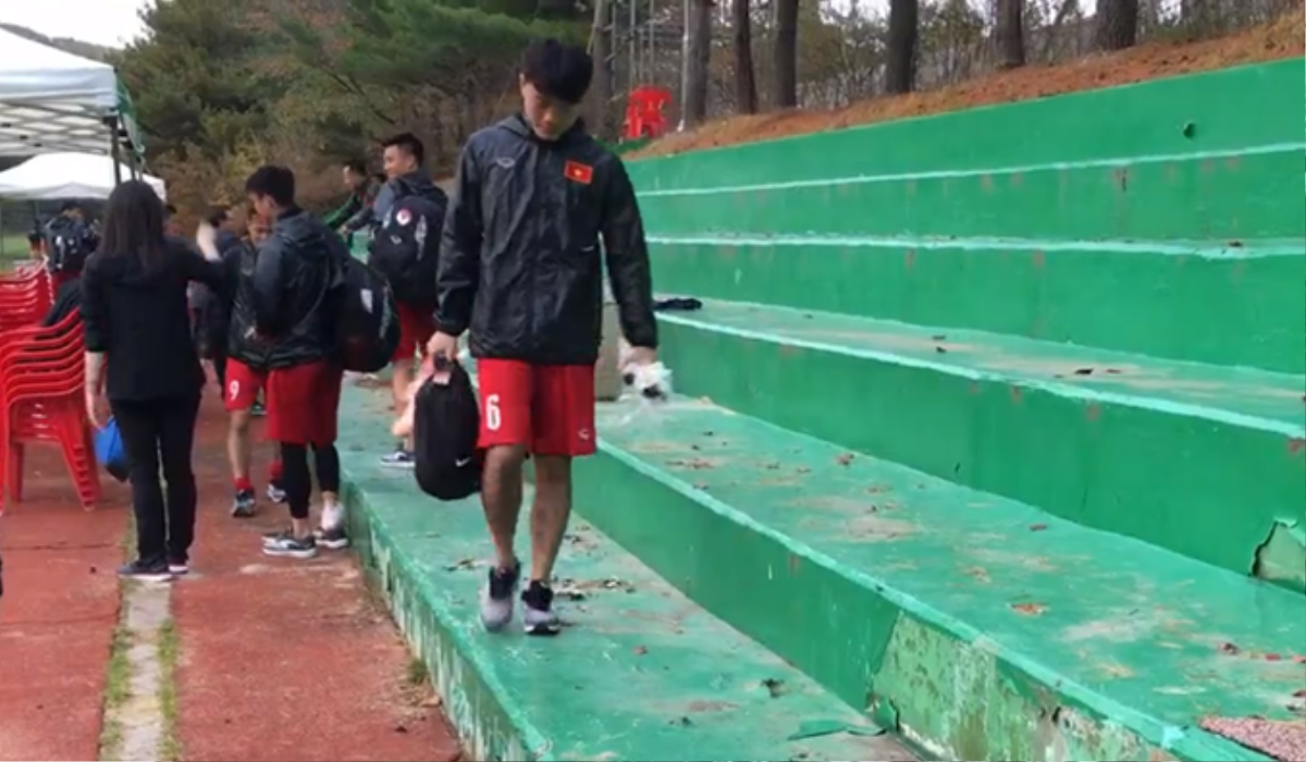 Xuân Trường, Văn Toàn đi nhặt rác sau trận ĐTVN thắng FC Seoul Ảnh 1