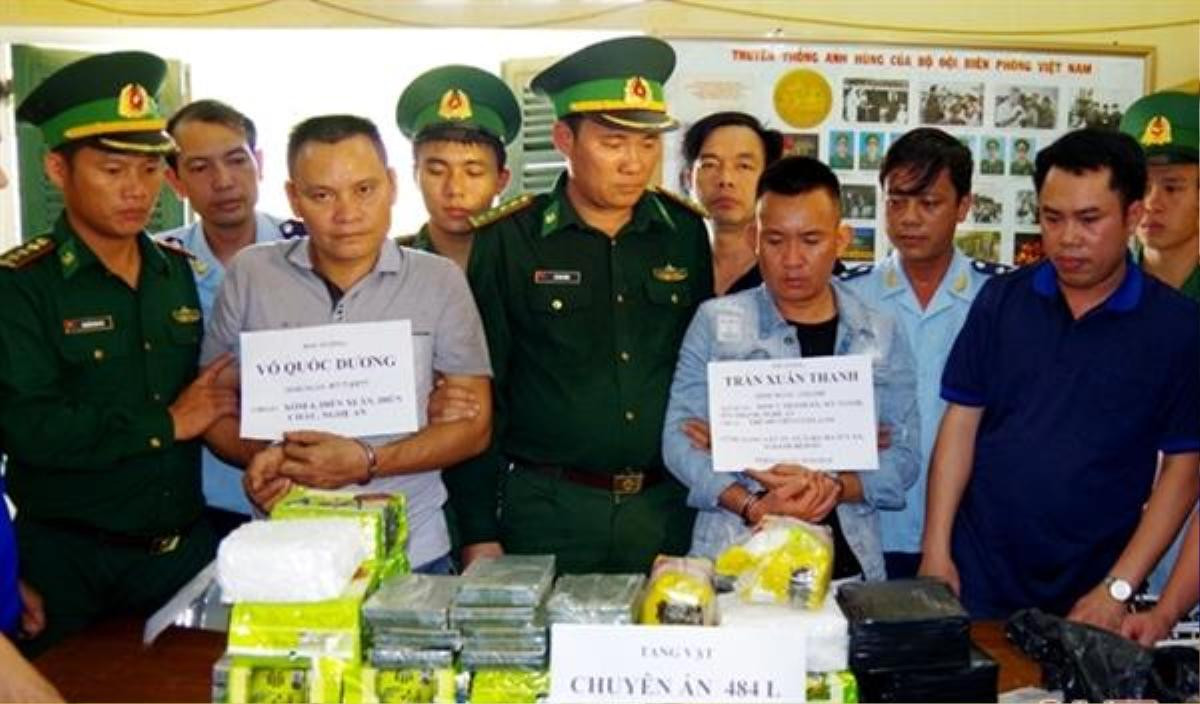 Hà Tĩnh: Bắt quả tang 2 đối tượng vận chuyển 10 bánh heroin và 32kg ma túy dạng đá Ảnh 1