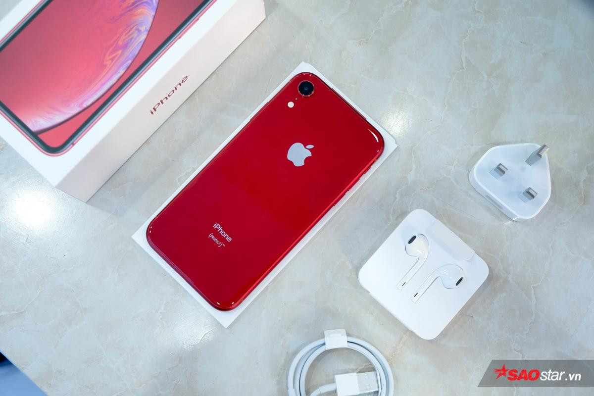 Cận cảnh iPhone Xr đầu tiên vừa về Việt Nam, giá 23,9 triệu đồng Ảnh 1