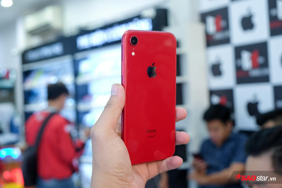 Cận cảnh iPhone Xr đầu tiên vừa về Việt Nam, giá 23,9 triệu đồng Ảnh 7