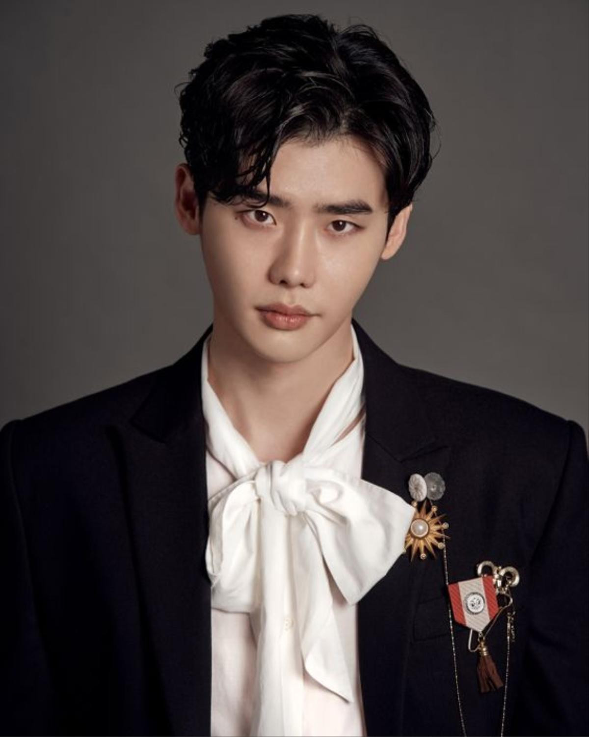 'Mỹ nam' Lee Jong Suk và tâm sự tuổi 30: Du lịch, học piano và mở công ty Ảnh 4