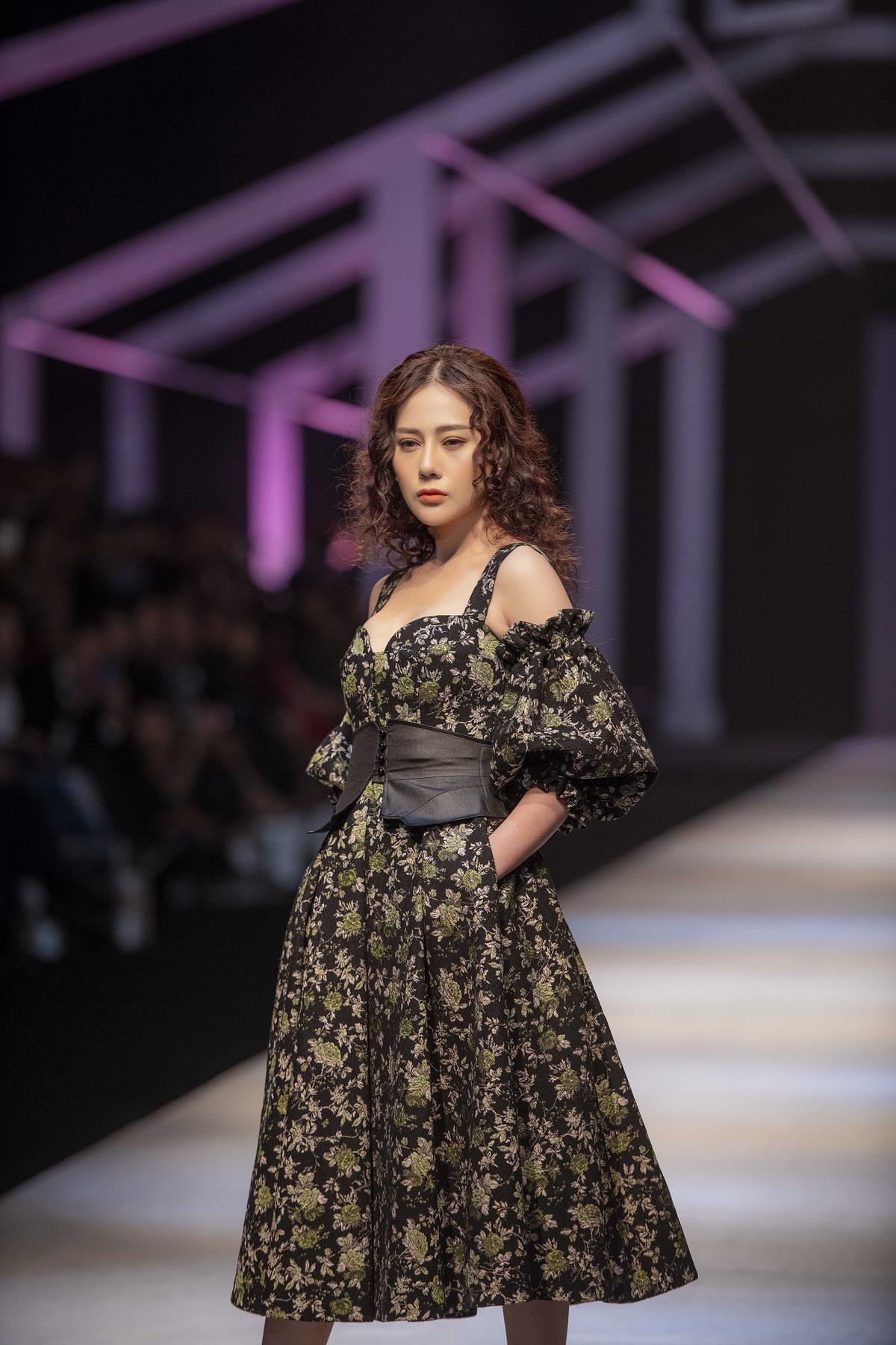 'Quỳnh búp bê' gây bất ngờ khi khoe trình catwalk, diễn 'điên đảo' với vị trí vedette Ảnh 1