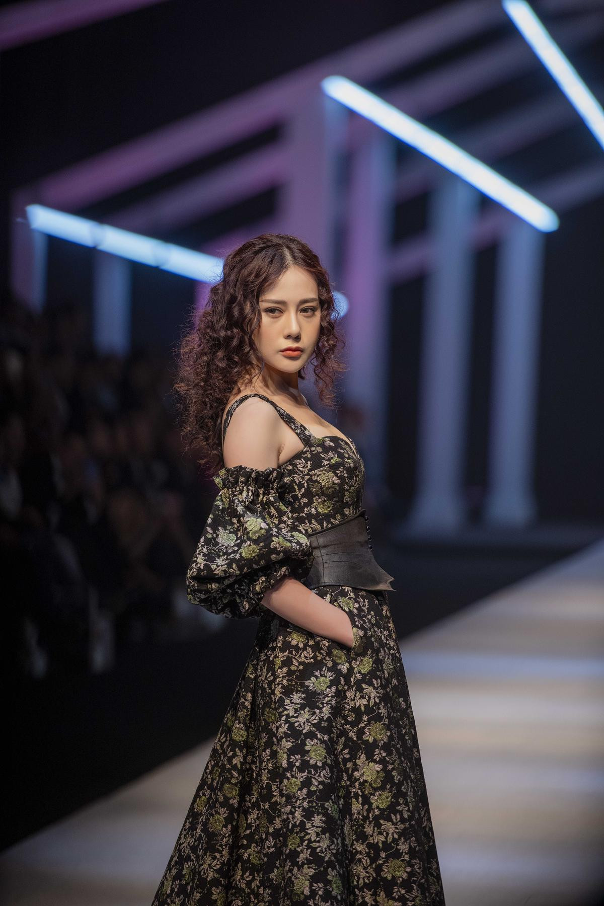 'Quỳnh búp bê' gây bất ngờ khi khoe trình catwalk, diễn 'điên đảo' với vị trí vedette Ảnh 2