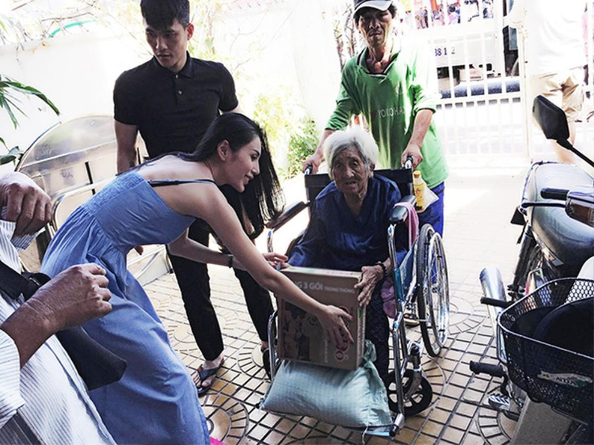 'Chết cười' cùng loạt quà tặng 'độc nhất vô nhị' Thủy Tiên được fan ưu ái gửi tặng Ảnh 3