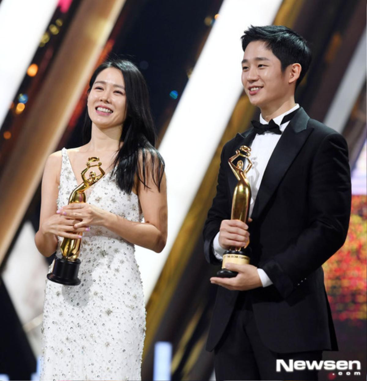 Kết quả 'The Seoul Awards 2018': 'Thử thách thần chết' gom hết giải, Son Ye Jin - Jung Hae In ôm nhau trên sân khấu Ảnh 25