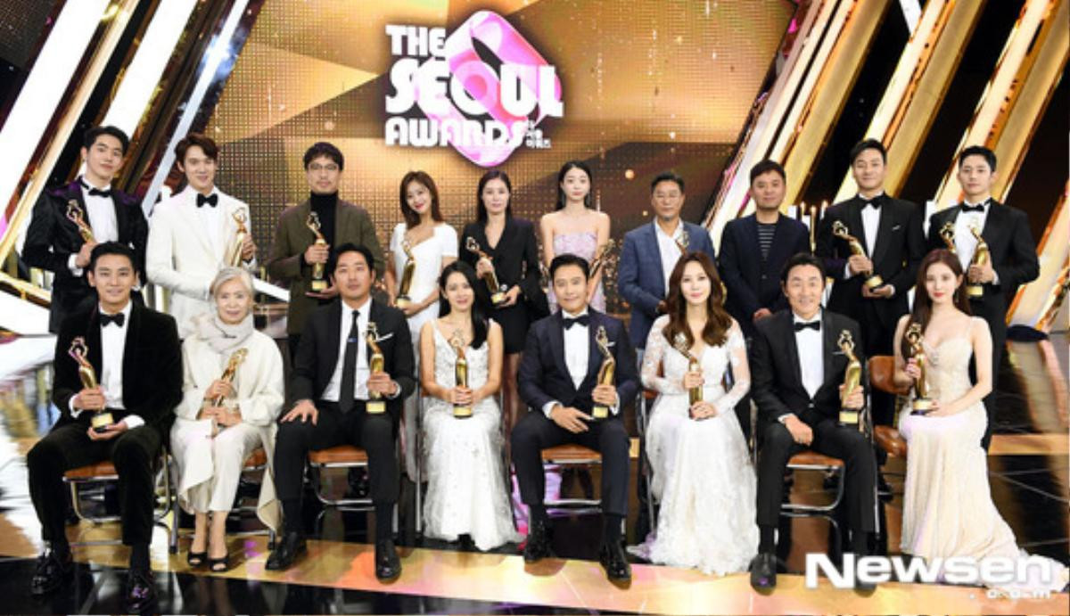 Kết quả 'The Seoul Awards 2018': 'Thử thách thần chết' gom hết giải, Son Ye Jin - Jung Hae In ôm nhau trên sân khấu Ảnh 2