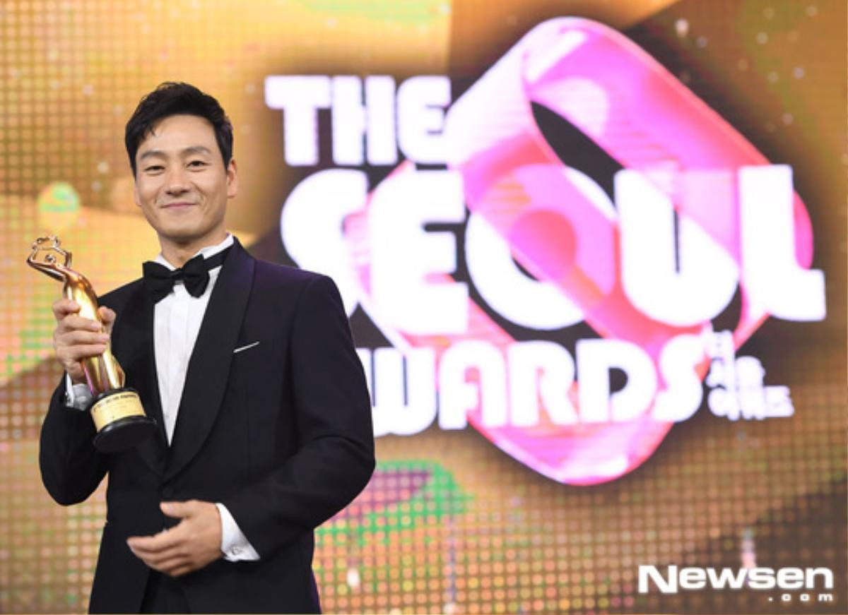 Kết quả 'The Seoul Awards 2018': 'Thử thách thần chết' gom hết giải, Son Ye Jin - Jung Hae In ôm nhau trên sân khấu Ảnh 21