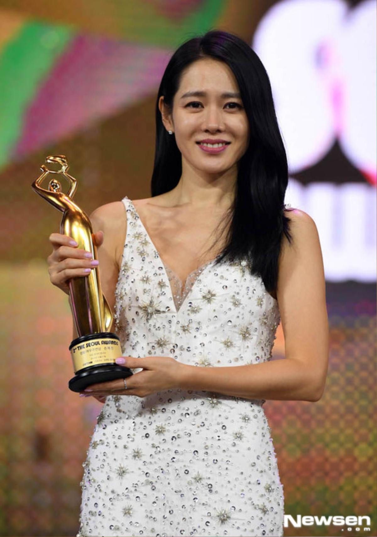 Kết quả 'The Seoul Awards 2018': 'Thử thách thần chết' gom hết giải, Son Ye Jin - Jung Hae In ôm nhau trên sân khấu Ảnh 12