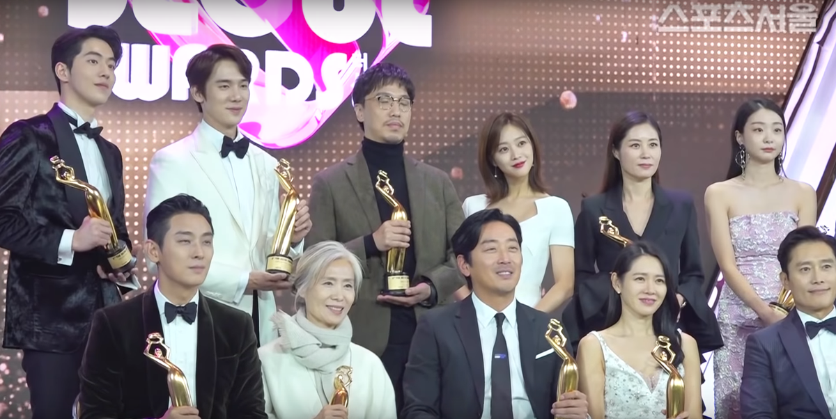 Clip 'tám chuyện' của Son Ye Jin, Ha Jung Woo, Lee Byung Hun và Kim Nam Joo tại 'The Seoul Awards 2018' gây 'sốt' Ảnh 11