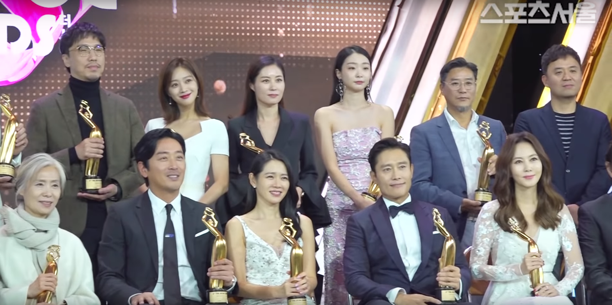 Clip 'tám chuyện' của Son Ye Jin, Ha Jung Woo, Lee Byung Hun và Kim Nam Joo tại 'The Seoul Awards 2018' gây 'sốt' Ảnh 12